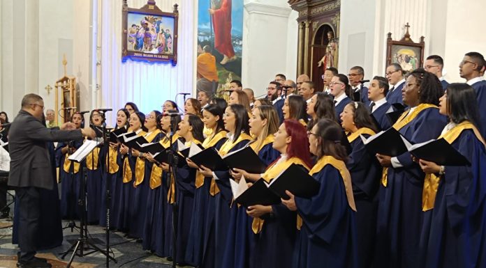 El Coro Arquidiocesano de Santiago celebra 35 años de historia, fe y excelencia musical.