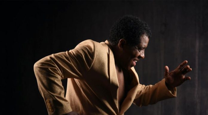 Antonio Melenciano en la piel del Caballo Mayor con “Johnny, Sueño de Tambora”