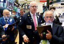 Wall Street cierra mixto tras semana volátil centrada en los tipos, el gobierno y la IA