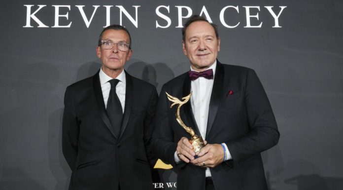Kevin Spacey se compara con Kirk Douglas, perseguido en la caza de brujas de McCarthy