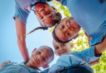 El año escolar 2025-2026 arranca con actos simultáneos en los 122 distritos escolares