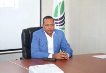 Eddy Alcántara vuelve a emplazar a Leonel Fernández a comprobar el precio real del pollo