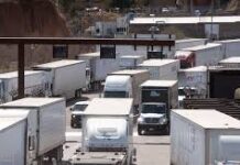 Camioneros inmigrantes en EEUU temen más restricciones tras suspensión de visas de Trump