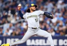 Cerveceros se llevan el 1er duelo en Toronto con sólida labor de Peralta (8 K) y bateo oportuno