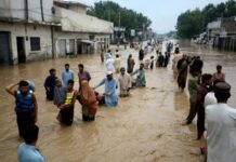 Pakistán enfrenta inundaciones históricas con más de 900 muertos y amenaza de más lluvias
