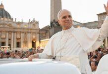 León XIV dice que “la Iglesia se arrodilla” con las víctimas de injusticias y abusos