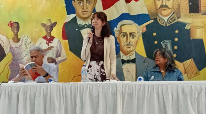 Poetas nacionales e internacionales de la Semana de la Poesía 2025 leyeron sus textos a estudiantes