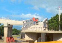 Obras Públicas instala vigas centrales del nuevo puente peatonal y motorizado en Villa Altagracia