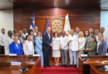 Ayuntamiento de Santiago entrega llave de la ciudad a gobernadora Kathy Hochul y declara “Hijo Distinguido” a Adriano Espaillat