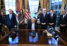 Trump insiste en que no descarta ninguna opción con Venezuela