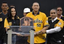 Con lágrimas y orgullo, retiran el histórico número 50 de Julián Tavárez