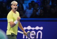 Alcaraz recibe el trofeo de número 1 del año 2025