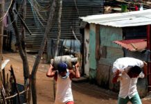 Los venezolanos, más preocupados por la economía navideña que por el despliegue de EE.UU.