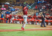 Carreras pega grand slam y Gigantes vencen a los Leones