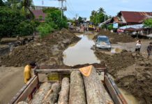 “Todo es lodo y escombros”: cómo las inundaciones ahogan localidades enteras de Indonesia