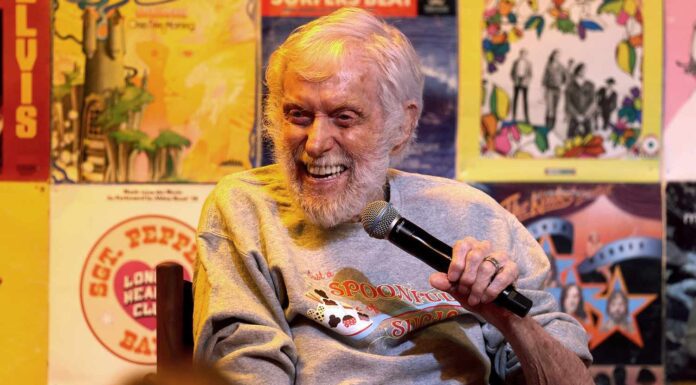 Dick Van Dyke celebra su 100 cumpleaños con la proyección de un documental sobre su vida