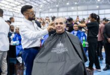 Abinader sostiene encuentro nacional con 1,000 peluqueros y recibe recorte de cabello durante jornada social