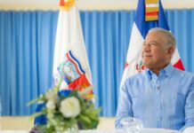 Ministro Bautista entrega camiones compactadores y cheque para obra comunitaria en Santo Domingo Este