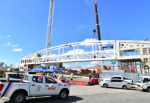 Concluye con éxito el izamiento del nuevo puente peatonal en el kilómetro 9