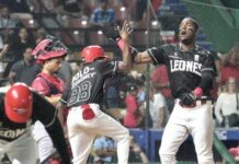 Jonrón de Lake mantiene a Leones invictos en primer lugar