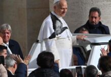 El papa critica la concentración de la riqueza y a los poderosos que no oyen a los pobres