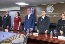 Presidente Abinader y primera dama reciben la primera cédula de identidad y electoral emitida por la JCE