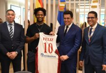 Ministro David Collado recibe camiseta del jugador Andrés Feliz en FITUR Madrid 2026