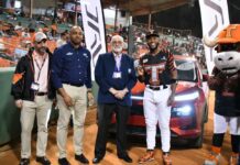 Bryan de la Cruz recibe yipeta JAC JS6 por premio al Jugador Más Valioso