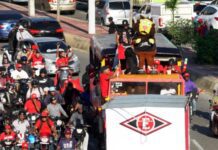 Con caravana triunfal, escogidistas celebran corona 18 en las calles de la capital