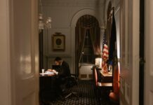 Mamdani firma órdenes ejecutivas a favor del consumidor y contra las tarifas ocultas