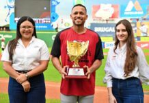 Gustavo Núñez sobresale entre ganadores del Guante de Oro por su cuarta elección