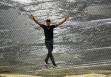 Lluvia pospene el tercer juego de la Serie Final