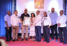 Teoscar Hernández recibe reconocimiento de la Unión Deportiva de Monseñor Nouel