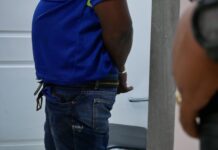 DNCD arresta hombre vinculado a alijo de 918 paquetes de cocaína ocupado en Caucedo