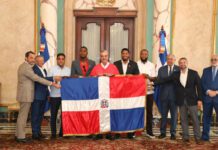 Abinader entrega la bandera dominicana a los Leones del Escogido para la Serie del Caribe 2026