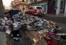 La basura rebosa las calles en Cuba por la falta de gasolina: “Todos los días está peor”