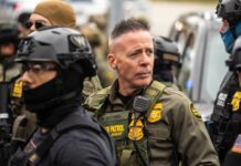 El líder del ICE, Gregory Bovino, sale de Minnesota tras la muerte de dos civiles