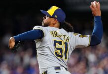 Mets suman al as Freddy Peralta en cambio con los Cerveceros