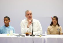 Abinader insta a jóvenes a estudiar carreras relacionadas con las ciencias y los idiomas que tienen una alta demanda nacional