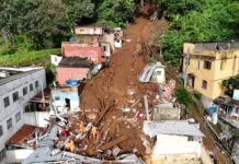 Vecinos buscan a sus familiares tras mortales lluvias en Brasil