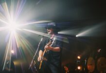 Beto Cuevas regresa a Santo Domingo con su esperado concierto acústico en el Teatro Nacional