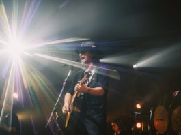 Beto Cuevas regresa a Santo Domingo con su esperado concierto acústico en el Teatro Nacional