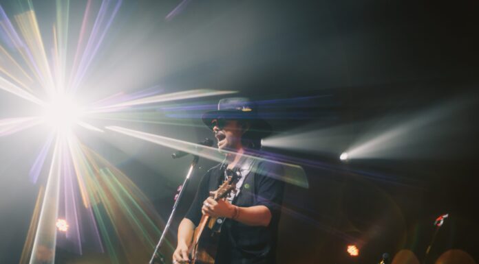 Beto Cuevas regresa a Santo Domingo con su esperado concierto acústico en el Teatro Nacional