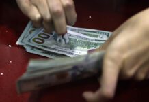 El dólar débil y el desempleo en EEUU golpean a los receptores de remesas en las Américas