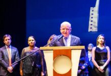 Presidente de Caribbean Cinemas, Robert Carrady, recibe el premio Carrau en el Festival de Cine Global de Santo Domingo