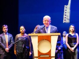 Presidente de Caribbean Cinemas, Robert Carrady, recibe el premio Carrau en el Festival de Cine Global de Santo Domingo