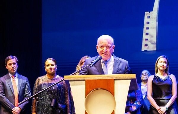 Presidente de Caribbean Cinemas, Robert Carrady, recibe el premio Carrau en el Festival de Cine Global de Santo Domingo