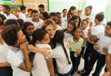 Carolina orienta a estudiantes del Colegio Salesiano María Auxiliadora sobre el cuidado del medio ambiente