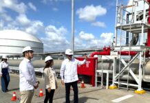 Embajadora visita AES; cita inversión de Estados Unidos