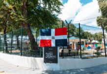 ADN coloca la bandera nacional en parques por celebración del Mes de la Patria